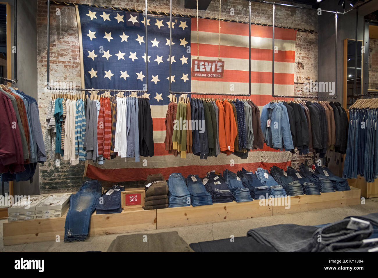 El interior de la tienda Levi's en West 14th Street, en el Meatpacking  District de Manhattan, Ciudad de Nueva York. Con una enorme bandera  Americana Fotografía de stock - Alamy