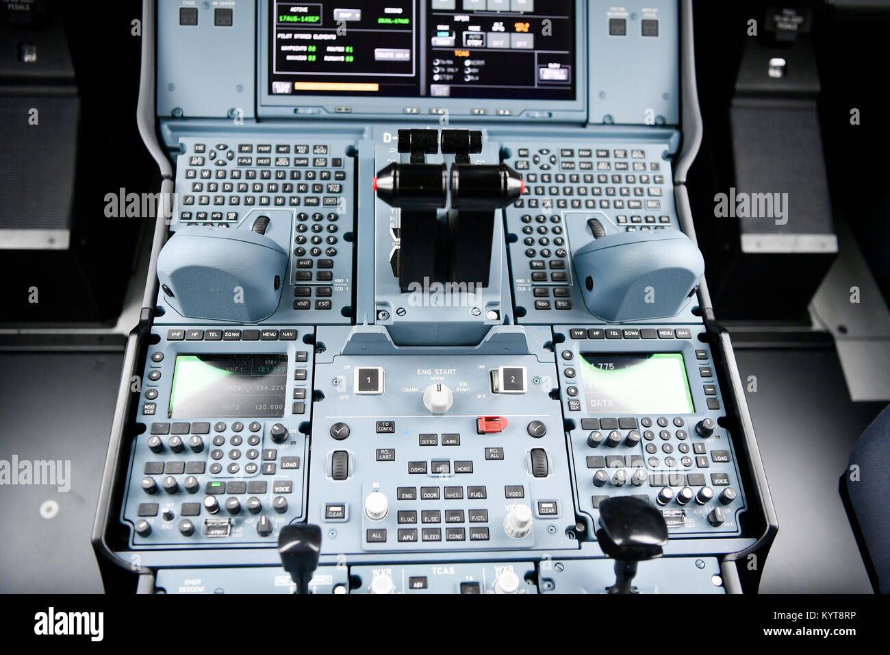 Muestra en la cabina, la cabina, panel, interruptor de puerta de seguridad, radar, transpondedor, Puerta mira, control autopilot, Lufthansa, Airbus A350 Foto de stock