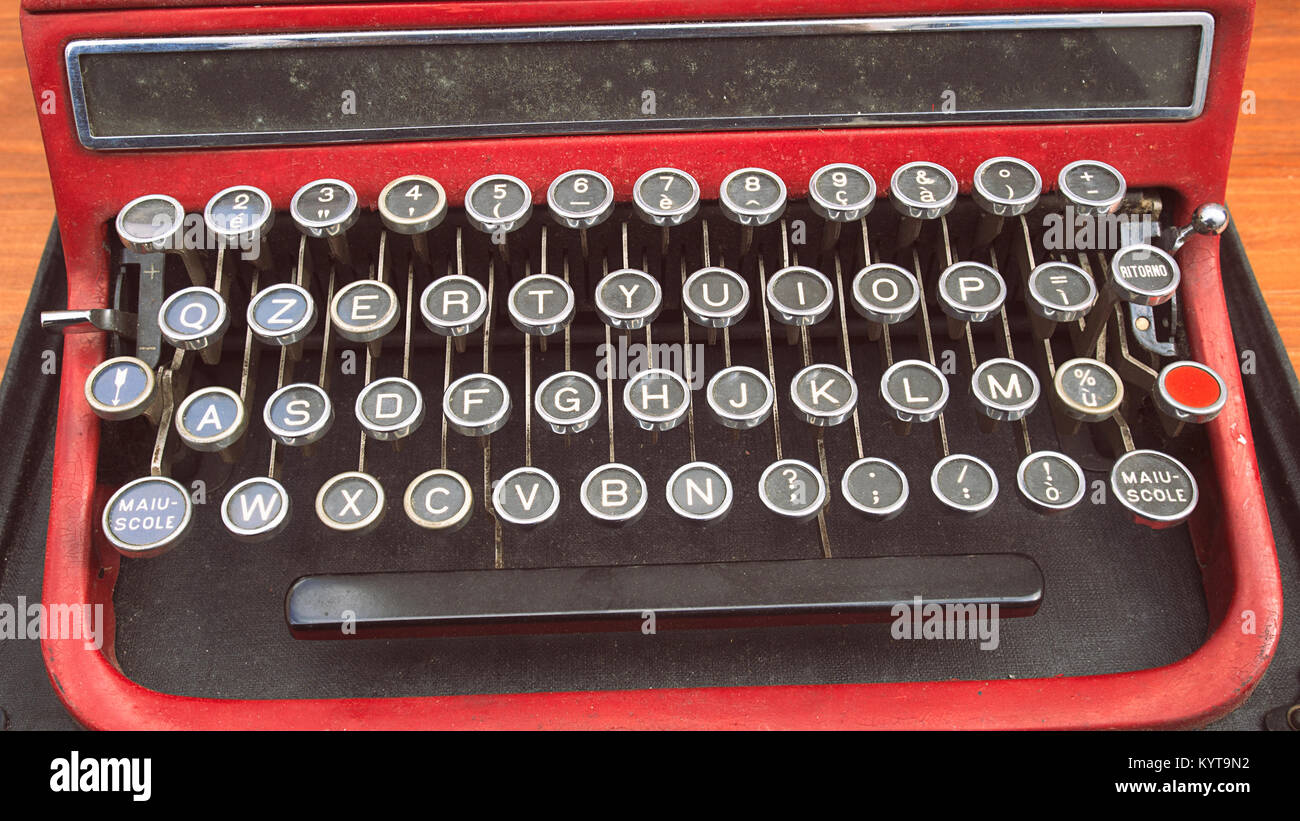 El teclado de una vieja máquina de escribir y vintage. Rodada en un mercado callejero. Foto de stock