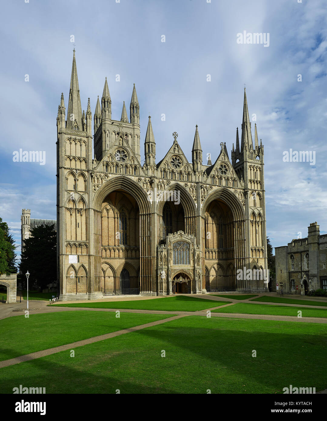 La catedral de Peterborough West front con tres arcos. Foto de stock