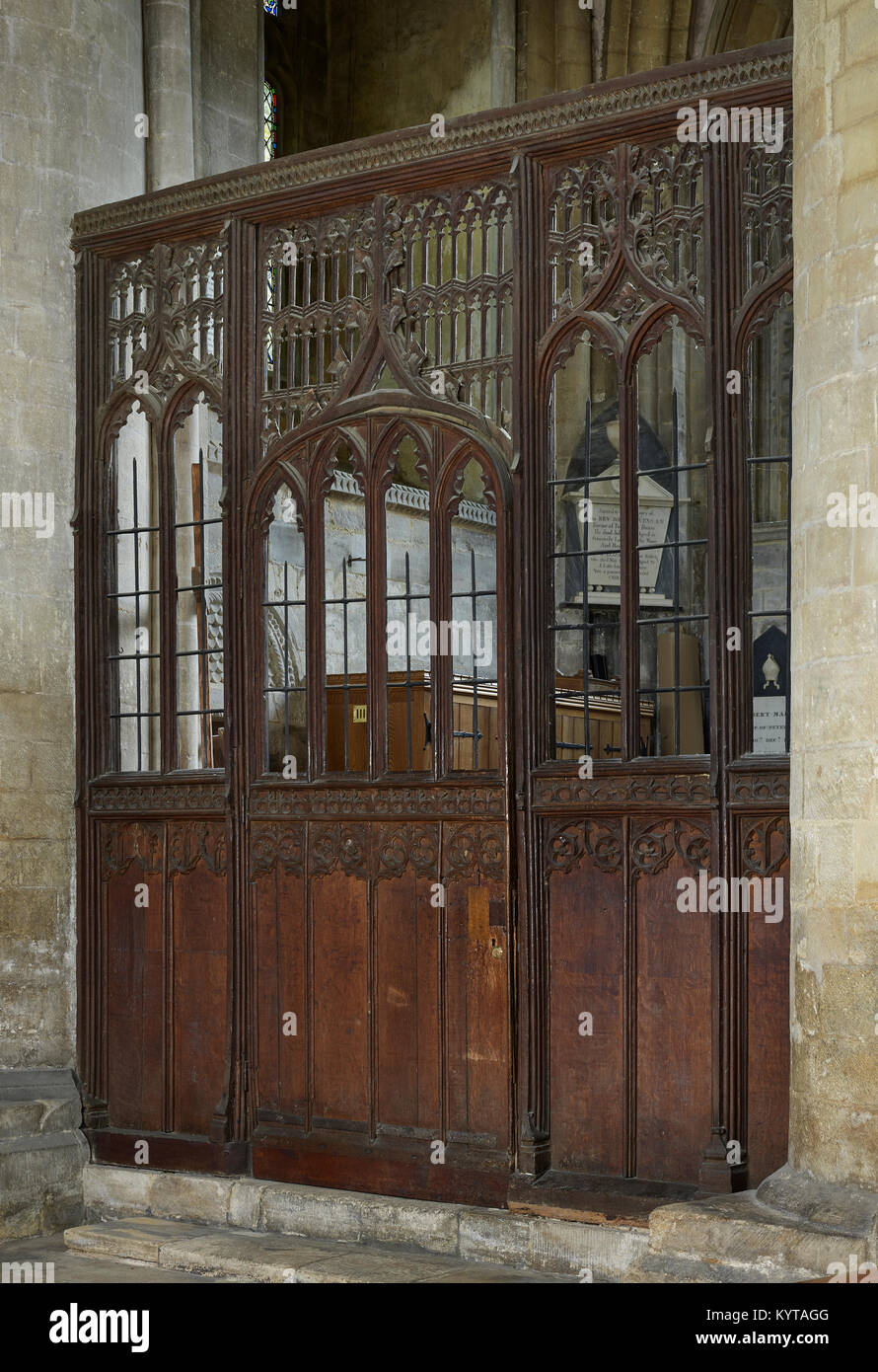 La catedral de Peterborough. Parte de la pantalla de madera del siglo xv originalmente separando el coro de la nave, ahora en el norte de crucero Foto de stock