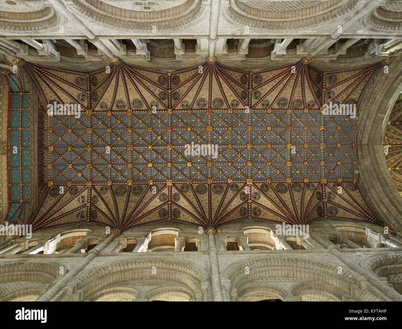 La catedral de Peterborough. techo de madera pintada del siglo XIV de la quire y presbiterio, mirando hacia arriba. Blue fue teh color del cielo.repintados en Foto de stock