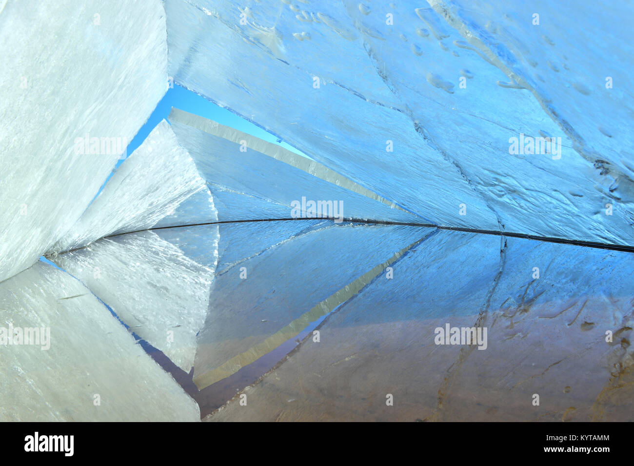 Kaleidoscope. El fondo abstracto de estructura de hielo. El invierno. Hielo en la superficie del lago . Grietas en la superficie de hielo. Tormenta de hielo. Foto de stock