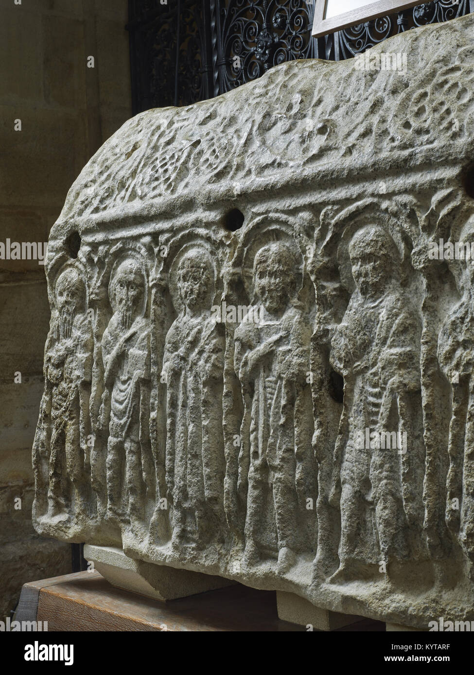 La catedral de Peterborough. Esculpidos en piedra del siglo octavo santuario conocido como la piedra de Hedda, pensado para mostrar a Cristo con sus Apóstoles, en una galería. Foto de stock