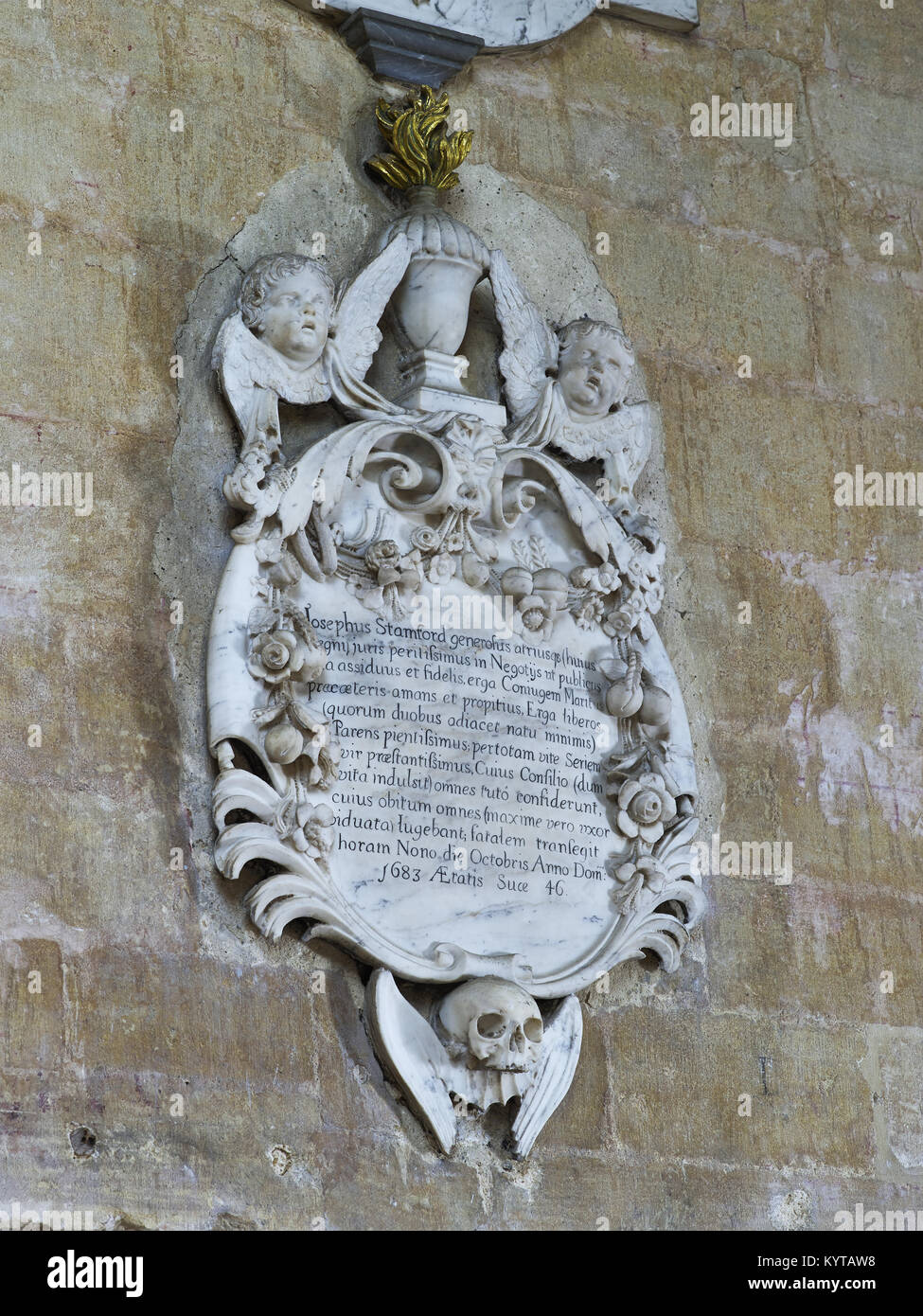 La catedral de Peterborough. Placa conmemorativa en el muro de mármol barroco Joseph Stamford, fecha 1683. Muestra dos querubines supporing una llameante urn, con guirnaldas Foto de stock