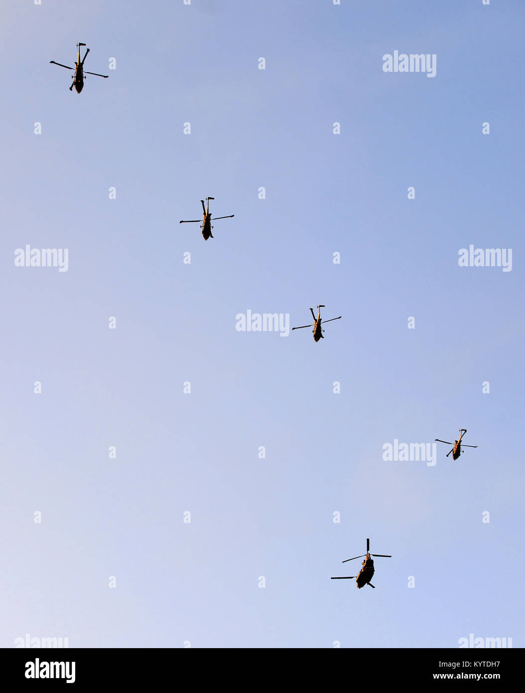 Cuatro helicópteros Lynx, acompañado por un Chinook, sobrevolando el Tower Bridge, como visto desde el Puente de Londres como tomar parte en una gira conmemorativa para marcar su desmantelamiento del servicio del ejército británico. Foto de stock