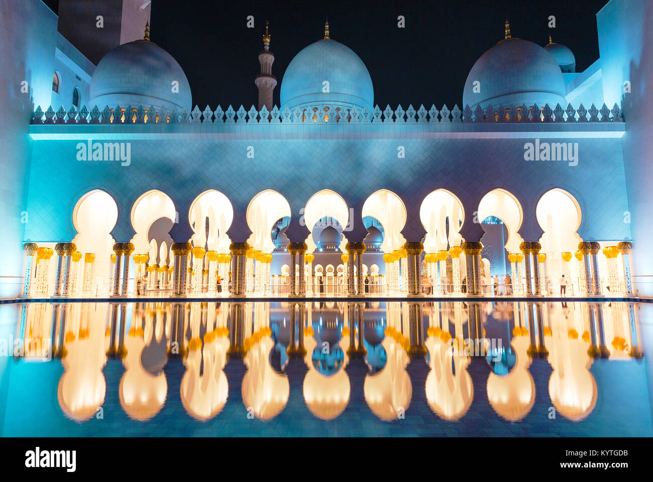 Sheik Zayed de Abu Dhabi gran mezquita de noche. Arabian Nights. imaginación soñadora maravilla del mundo. Emiratos Árabes Unidos, EAU, oriente medio. Architecture,noche foto Foto de stock