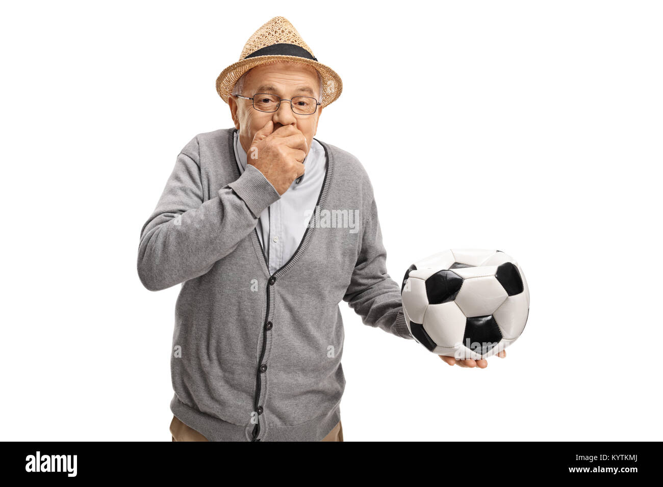 Hombre maduro, con un fútbol desinflado la mano sobre su boca y su risa aislado sobre fondo blanco. Foto de stock