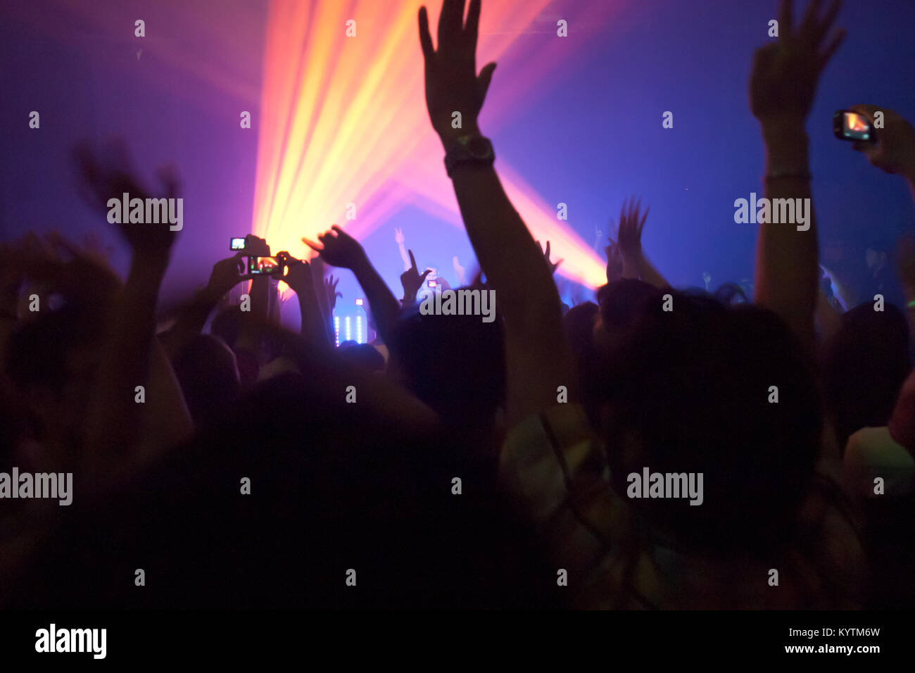 Los clubbers extendiendo sus manos a los ritmos y luces de música  electrónica de baile (música trance Fotografía de stock - Alamy