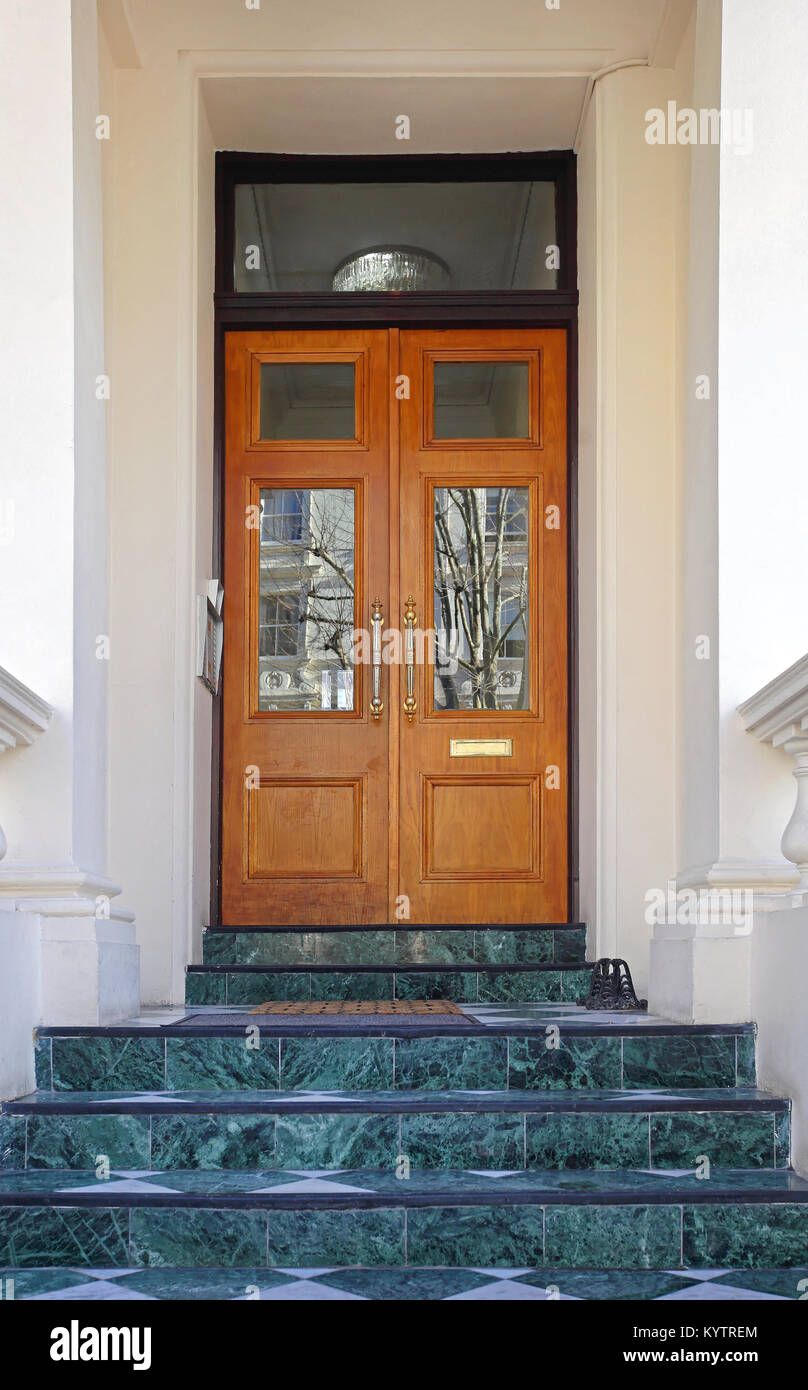 Doble puerta de entrada de la casa con escaleras Fotografía de stock - Alamy
