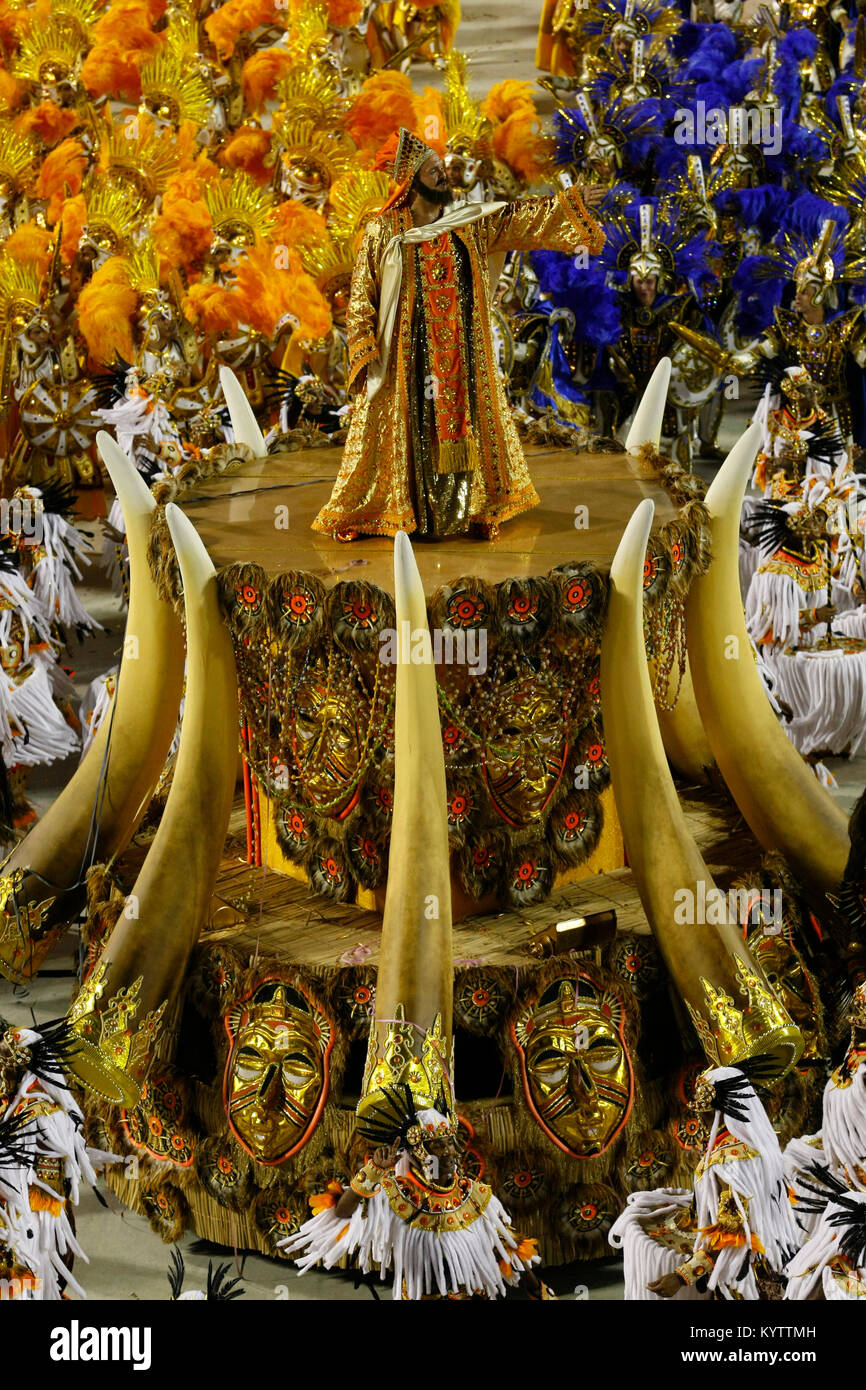 Presentación de la escuela de samba en el Sambódromo en carnaval de Río