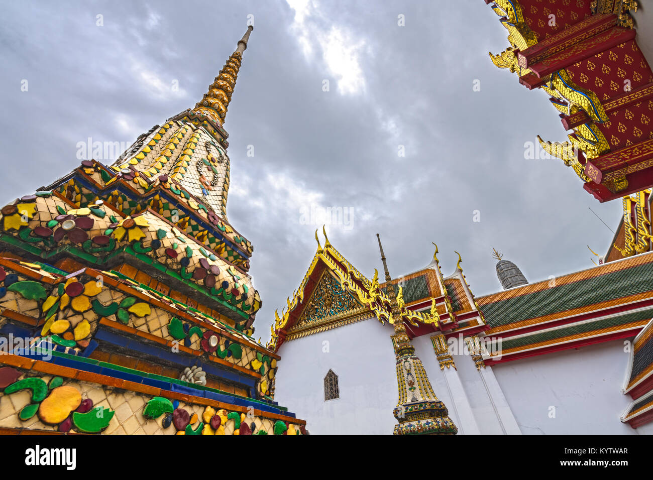 Bajo el ángulo de las Pagodas y edificios en el templo budista de Wat Pho, Bangkok, Tailandia. Foto de stock