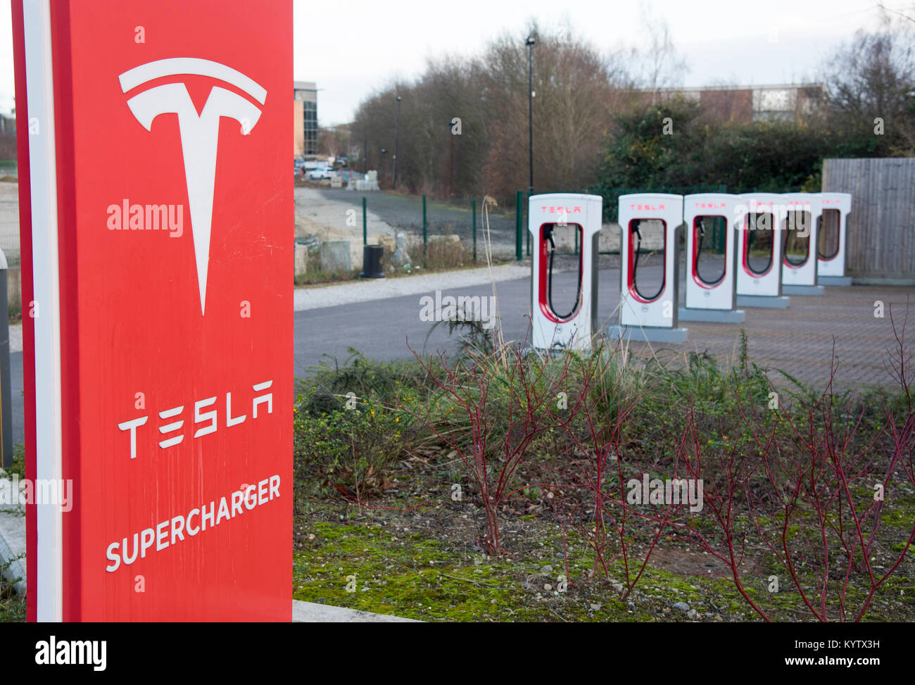 La imagen muestra un punto Supercharger Tesla para vehículos eléctricos en un aparcamiento de coches en Maidstone Kent Foto de stock
