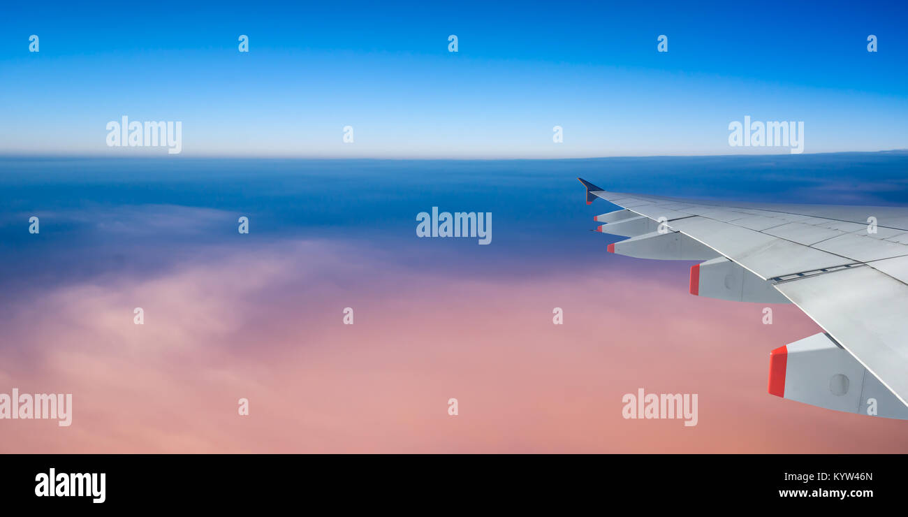 Ala de avión y cielo con copyspace, vistas panorámicas, concepto de viaje Foto de stock