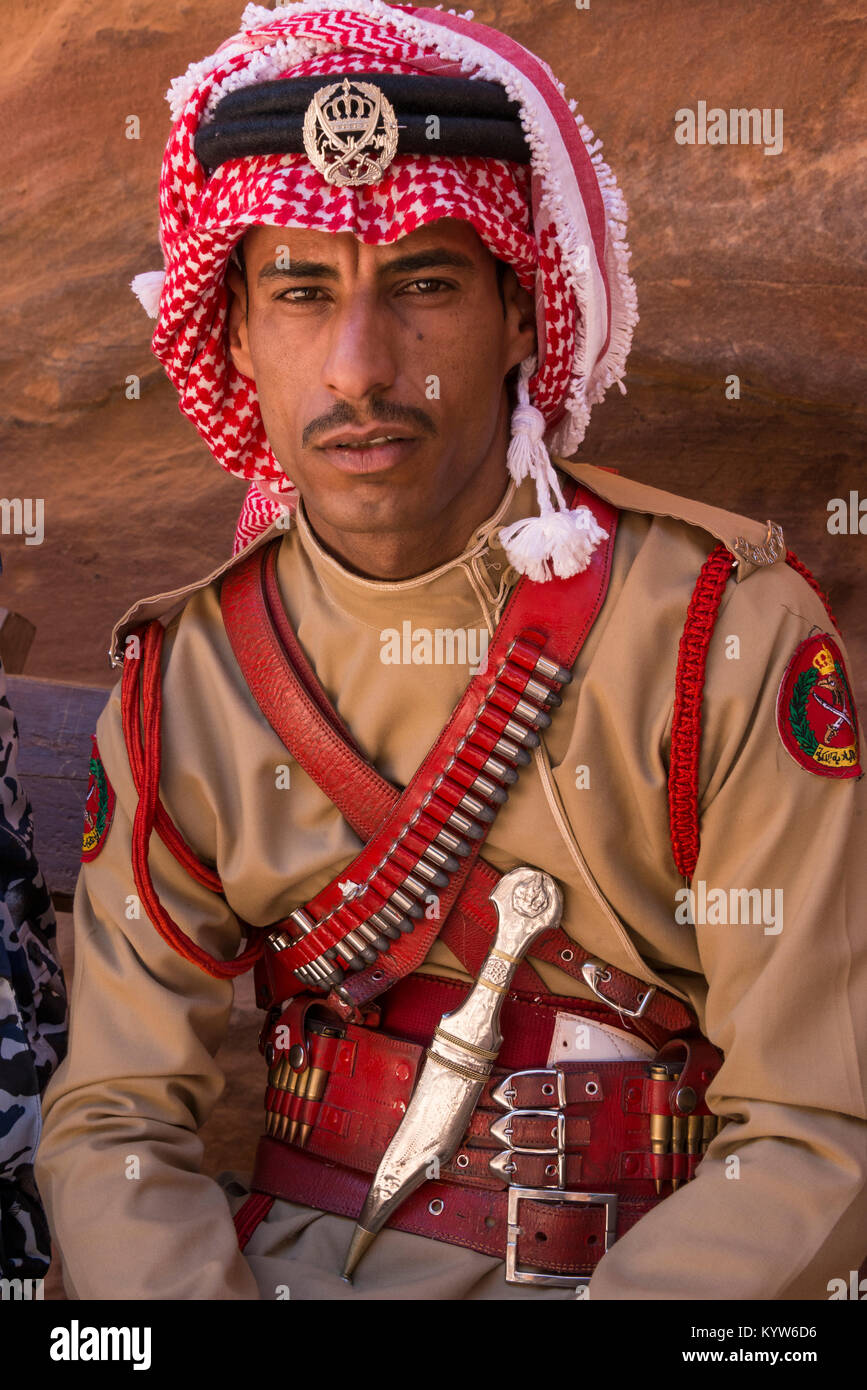 Soldado de la Guardia Real, en la ciudad de Petra, Jordania Foto de stock