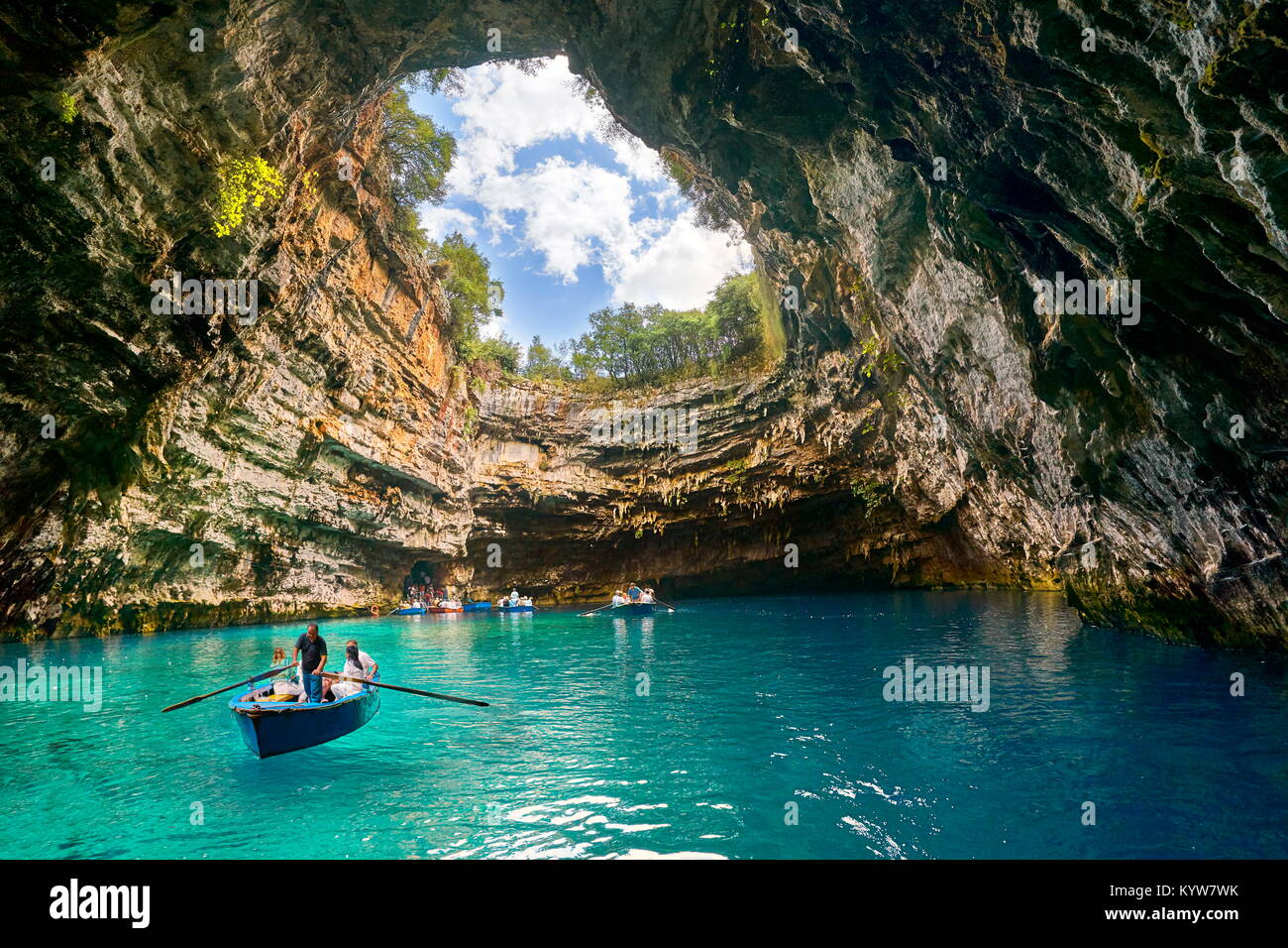 Barco turístico en el lago Melissani Cave, isla Kefalonia, Grecia Foto de stock