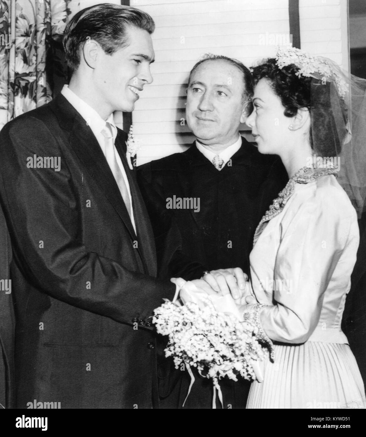 JOHNNY RAY (1927-1990) cantante americana se casa con Marilyn Morrison en Nueva York el 25 de mayo de 1952 observado por el juez Hyman Barshay. Foto de stock