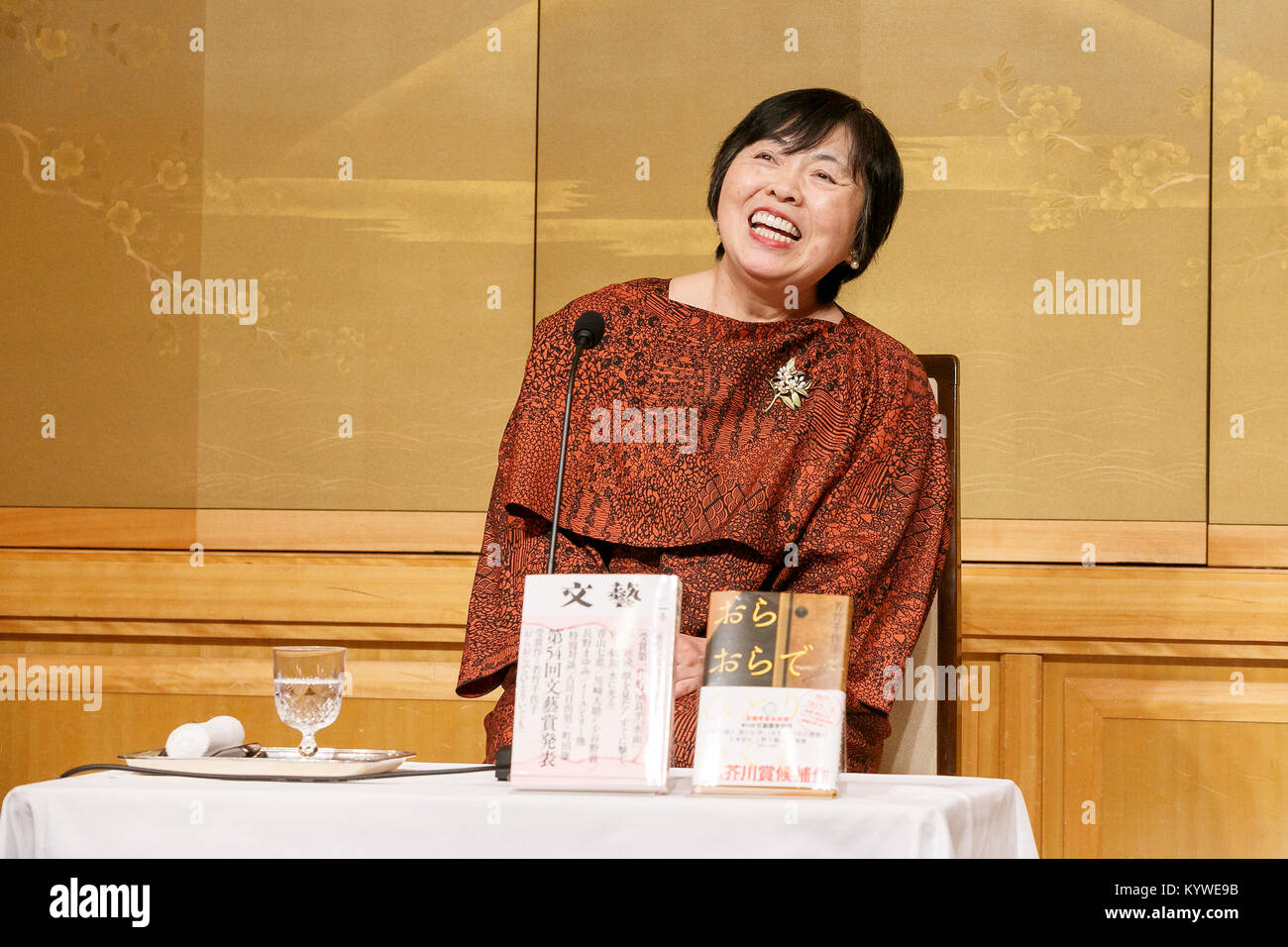 El ganador del Premio Akutagawa 158Chisako Wakatake asiste a una conferencia de prensa en el Hotel Imperial el 16 de enero de 2018, en Tokio, Japón. Chisako Wakatake ganó el Premio Akutagawa 158por su libro ''Ora orade hitori egumo (YO, YO desaparecerán todas por mí)'', junto con la yuca Ishi, quien ganó el premio de ''Hyaku-nen doro (Cien años) de barro''. Yoshinobu Kadoi recibió el Premio Naoki 158por su libro ''Ginga tetsudo no chichi (el padre del Ferrocarril Galáctico)." Los dos premios literarios se estableció en 1935 y se otorgan semestralmente al mejor seria historia publicada en un periódico Foto de stock