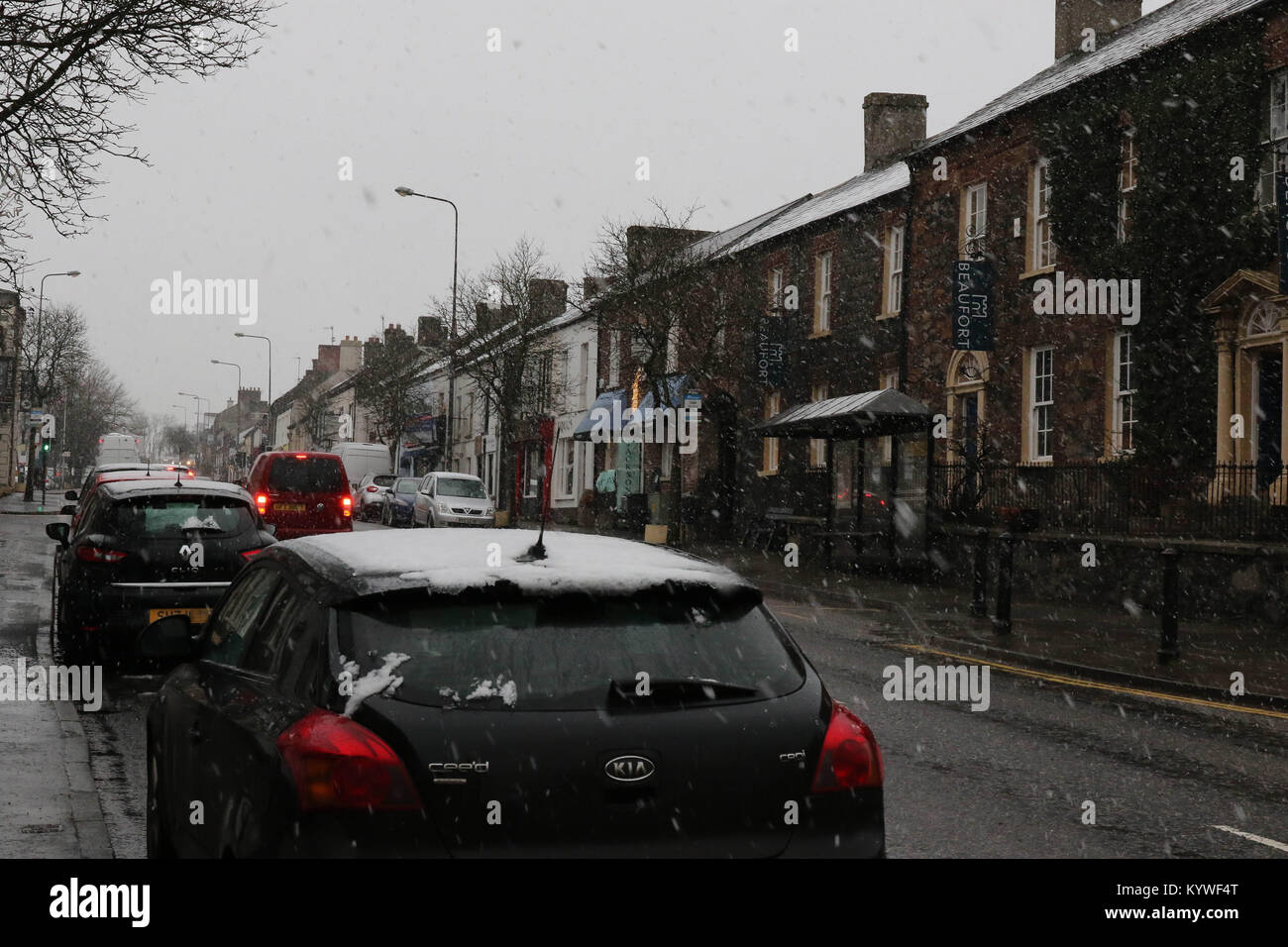 Moira, Condado de Down, Irlanda del Norte. El 16 de enero de 2018. El clima del Reino Unido - duchas heladas y nieve han sido recorre Irlanda del Norte hoy en día, el Met Office ha mejorado su advertencia de hielo y nieve de "amarillo" a "ámbar" con el martes por la noche es potencialmente un período difícil. La nieve pesada es ahora caen en esta área (14.40 GMT). La nieve caída en la aldea de Moira, Condado de Down. Crédito: David Hunter/Alamy Live News. Foto de stock