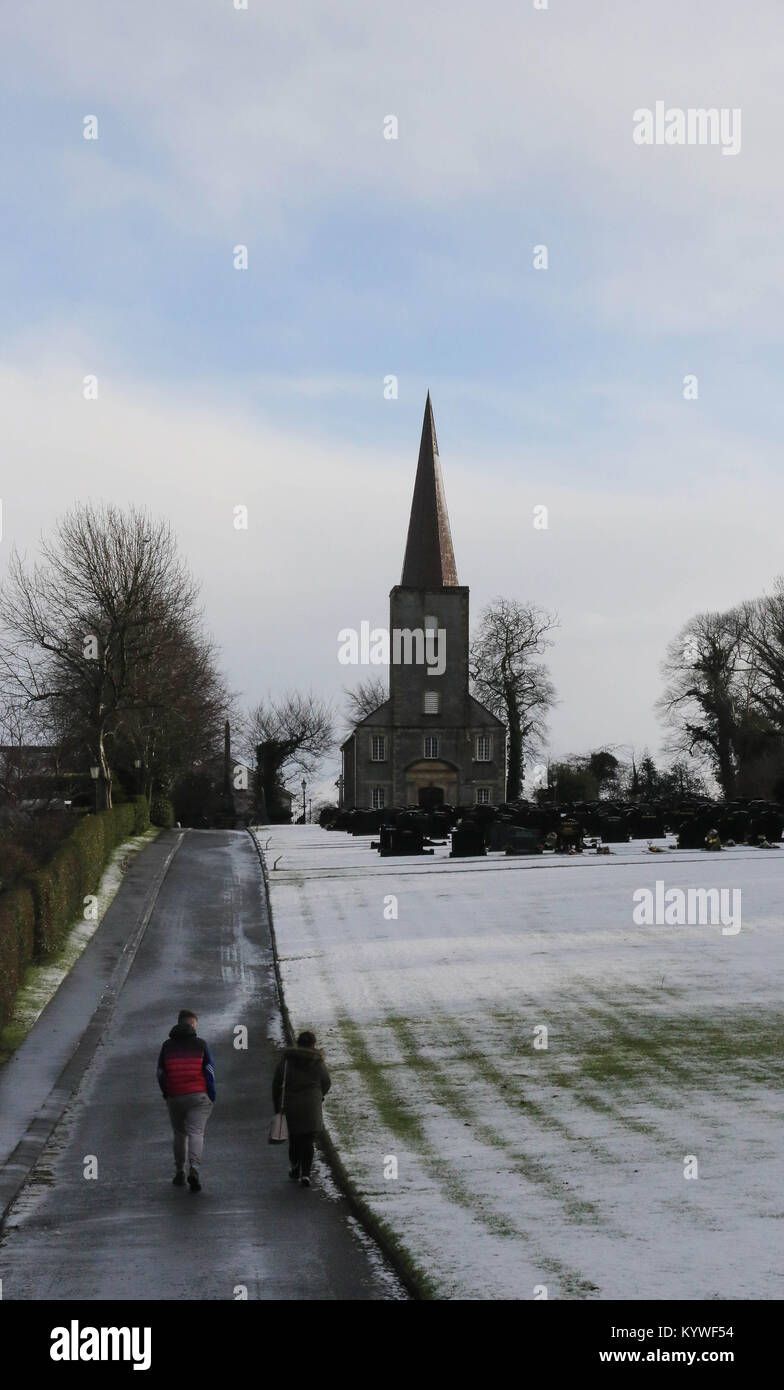 Moira, Condado de Down, Irlanda del Norte. El 16 de enero de 2018. El clima del Reino Unido - duchas heladas y nieve han sido recorre Irlanda del Norte hoy en día, el Met Office ha mejorado su advertencia de hielo y nieve de "amarillo" a "ámbar" con el martes por la noche es potencialmente un período difícil. La nieve pesada es ahora caen en esta área (14.40 GMT). Nieve en el cementerio de la iglesia de St John's Iglesia Parroquial, Moira. Crédito: David Hunter/Alamy Live News. Foto de stock