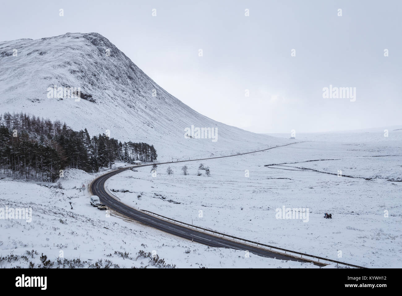 Rannoch Moor, Reino Unido. El 16 de enero de 2018. Las fuertes nevadas y condiciones de Blizzard en la carretera principal A82 a través de Rannoch Moor y la Glencoe pass en Escocia, Reino Unido. Crédito: Julian Elliott/Alamy Live News Foto de stock