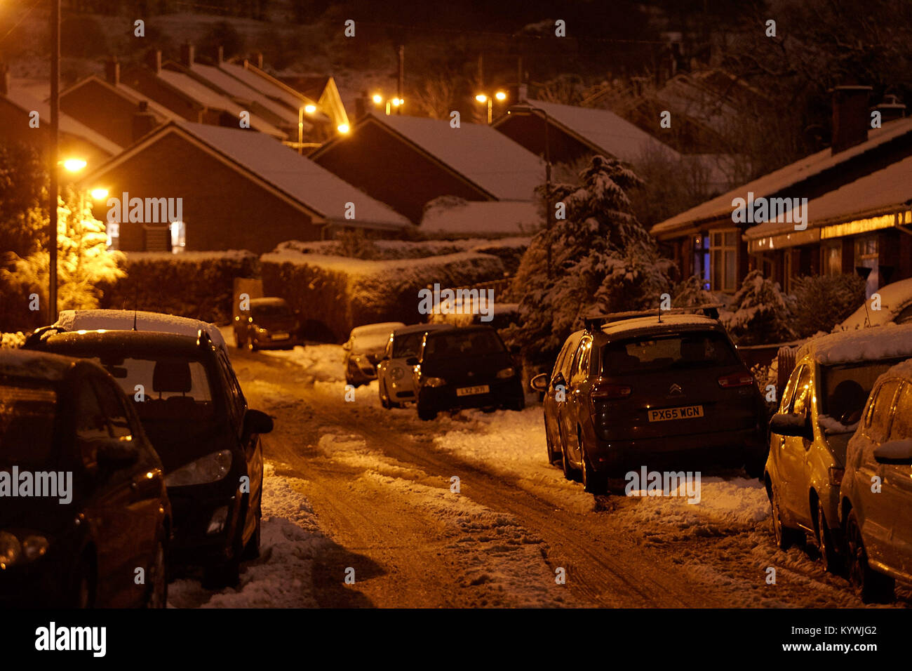 En Newtownabbey, Norte de Irlanda. 16 ene, 2018. Los residentes aparcar en la calle como resultado de ámbar de advertencia climáticas como fuertes nevadas comienza a cubrir Newtownabbey fuera de Belfast, Irlanda del Norte, 16 de enero de 2018. Crédito: Radharc Images/Alamy Live News Foto de stock