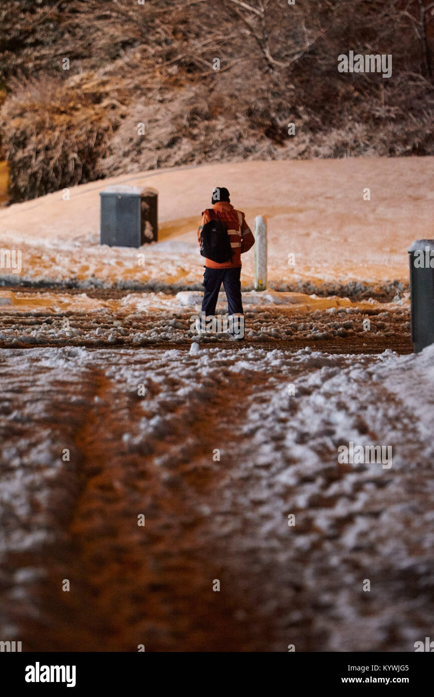 En Newtownabbey, Norte de Irlanda. 16 Jan, 2018. Hombre caminando a casa desde el trabajo en ámbar de advertencia climáticas como fuertes nevadas comienza a cubrir Newtownabbey fuera de Belfast, Irlanda del Norte, 16 de enero de 2018. Crédito: Radharc Images/Alamy Live News Foto de stock