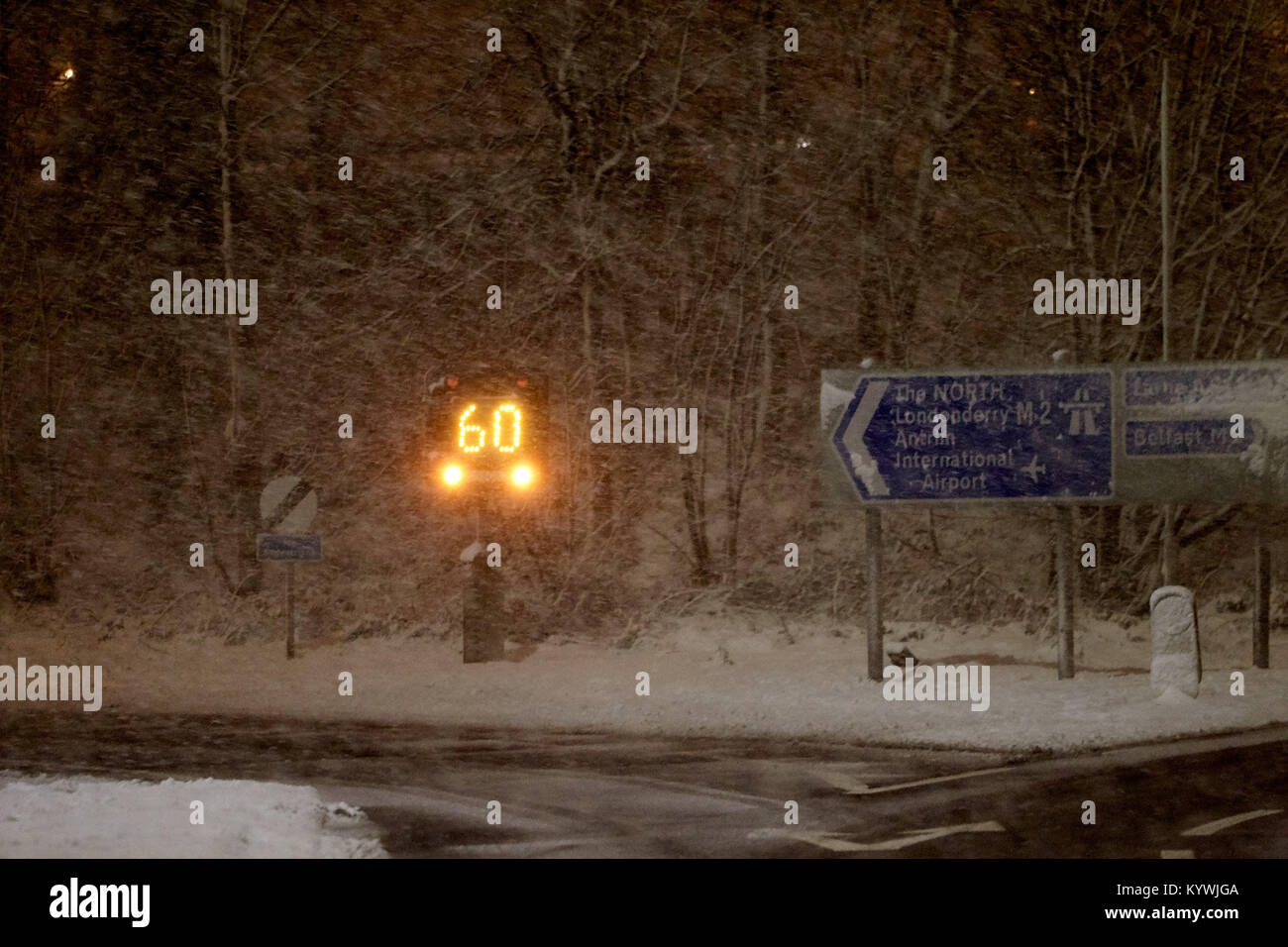 En Newtownabbey, Norte de Irlanda. 16 Jan, 2018. Disminuir el límite de velocidad aplicable durante el ámbar de advertencia climáticas como fuertes nevadas comienza a cubrir Newtownabbey fuera de Belfast, Irlanda del Norte, 16 de enero de 2018. Crédito: Radharc Images/Alamy Live News Foto de stock