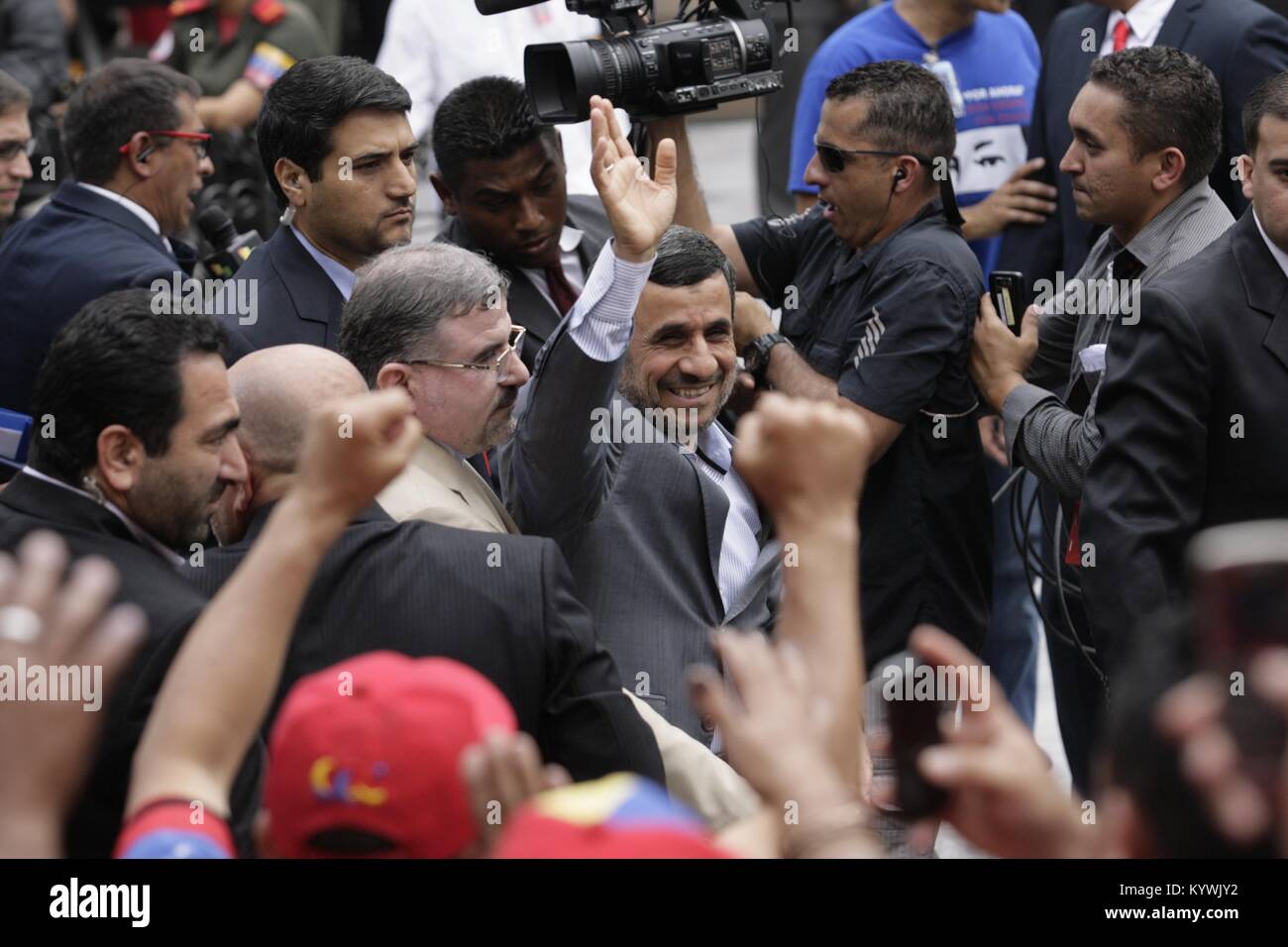 Caracas, Distrito Capital, Venezuela. 19 abr, 2013. El 19 de abril de 2013. Mahmud Ahmadineyad (c) El presidente de Irán, llega a la asamblea nacional para el juramento de Nicolás Maduro, presidente de Venezuela. Foto: Juan Carlos Hernández Crédito: Juan Carlos Hernández/Zuma alambre/Alamy Live News Foto de stock