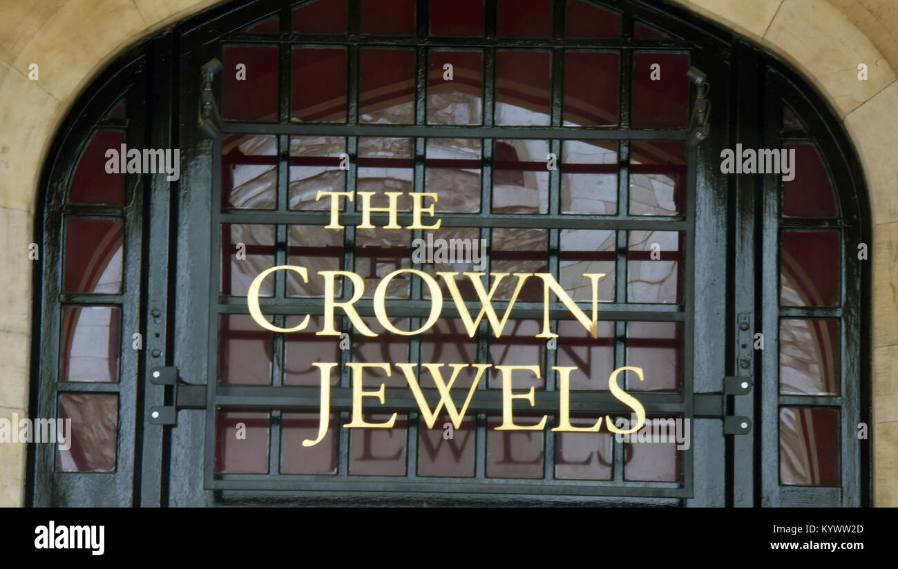 Londres, Reino Unido. 22 Aug, 2017. Imagen de 'Las Joyas de la corona' el  museo, donde se conservan las joyas de la corona, tomada en la Torre de  Londres en Londres, Reino