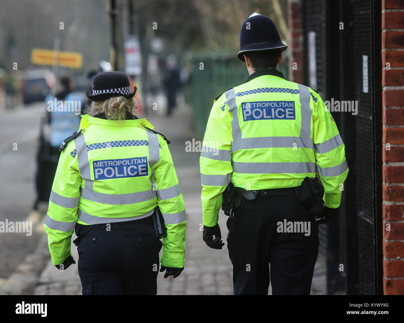 Funcionarios de la policía metropolitana caminando un latido de patrulla en Fulham, Londres Foto de stock