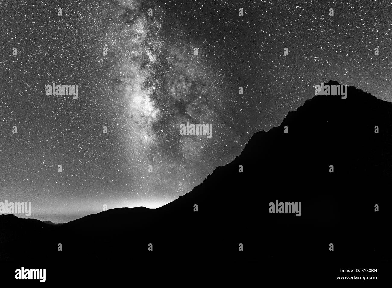 Galaxia visto desde Satsar camping en la región de los grandes lagos de Cachemira trek en Sonamarg, Jammu y Cachemira, en la India. Cielo lleno de estrellas, Astronomía Foto de stock