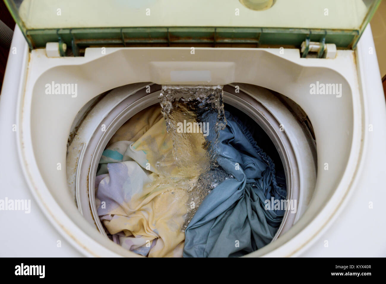 Vista interior del tambor de una lavadora durante el lavado en la lavadora  Fotografía de stock - Alamy