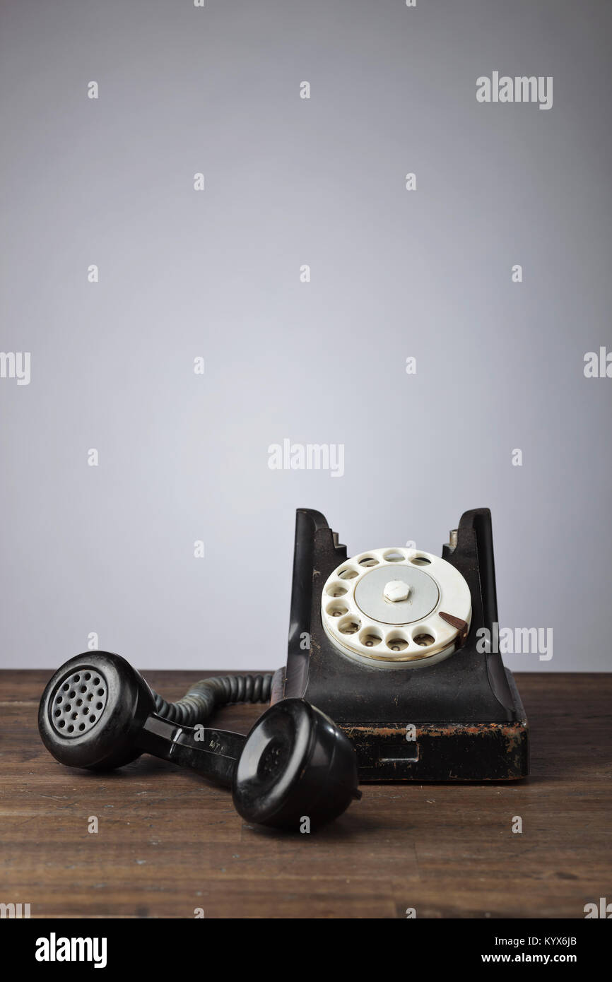 Antiguo teléfono negro sobre una mesa de madera. Espacio para el texto Copia . Foto de stock