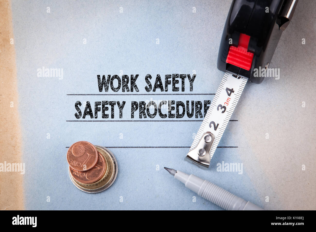 La seguridad en el trabajo. Los peligros y procedimientos de seguridad, protección, salud y reglamentos Foto de stock