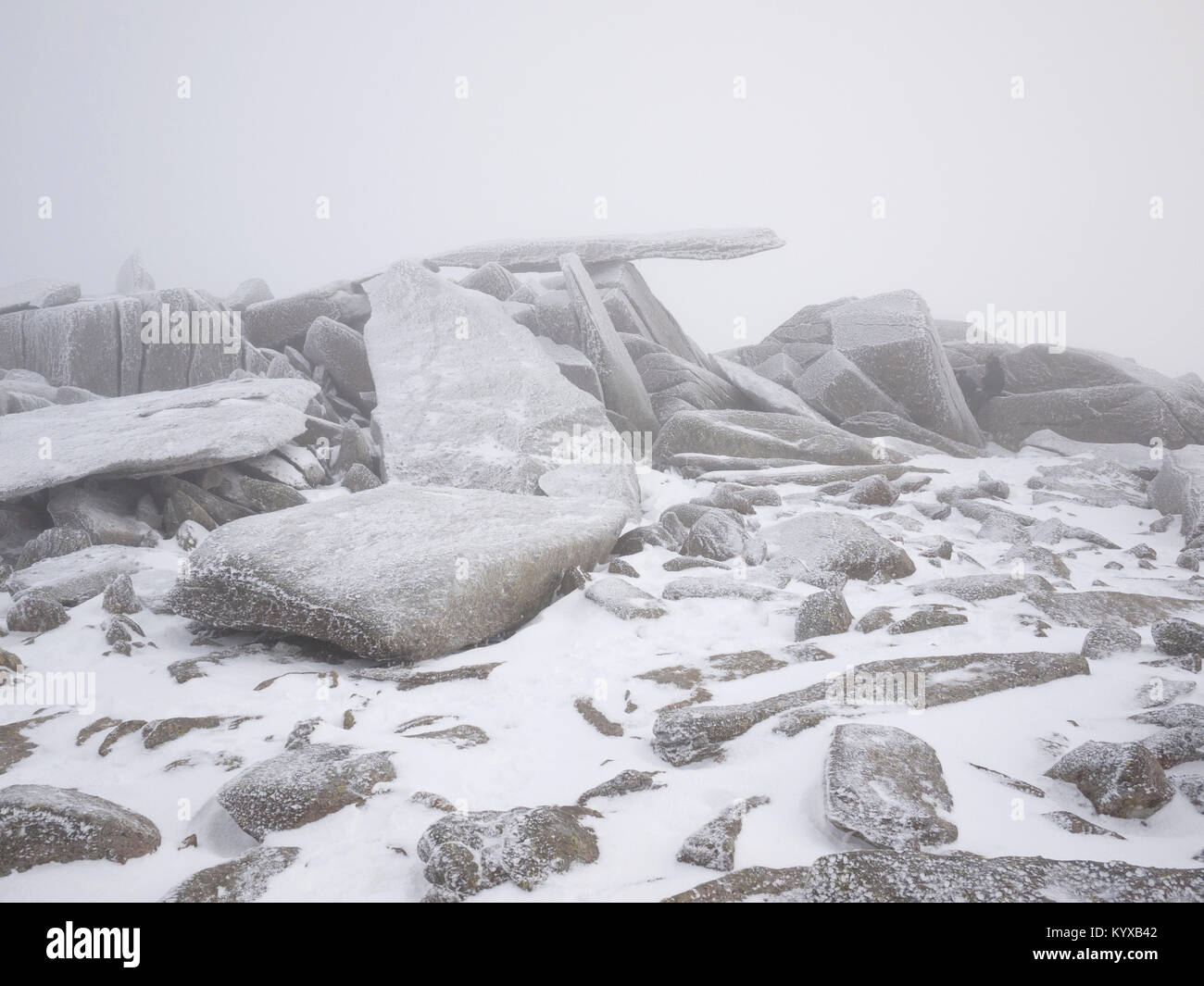 Los voladizos, una roca característica en la meseta de la cumbre de la Fach Glyder, Snowdonia Foto de stock