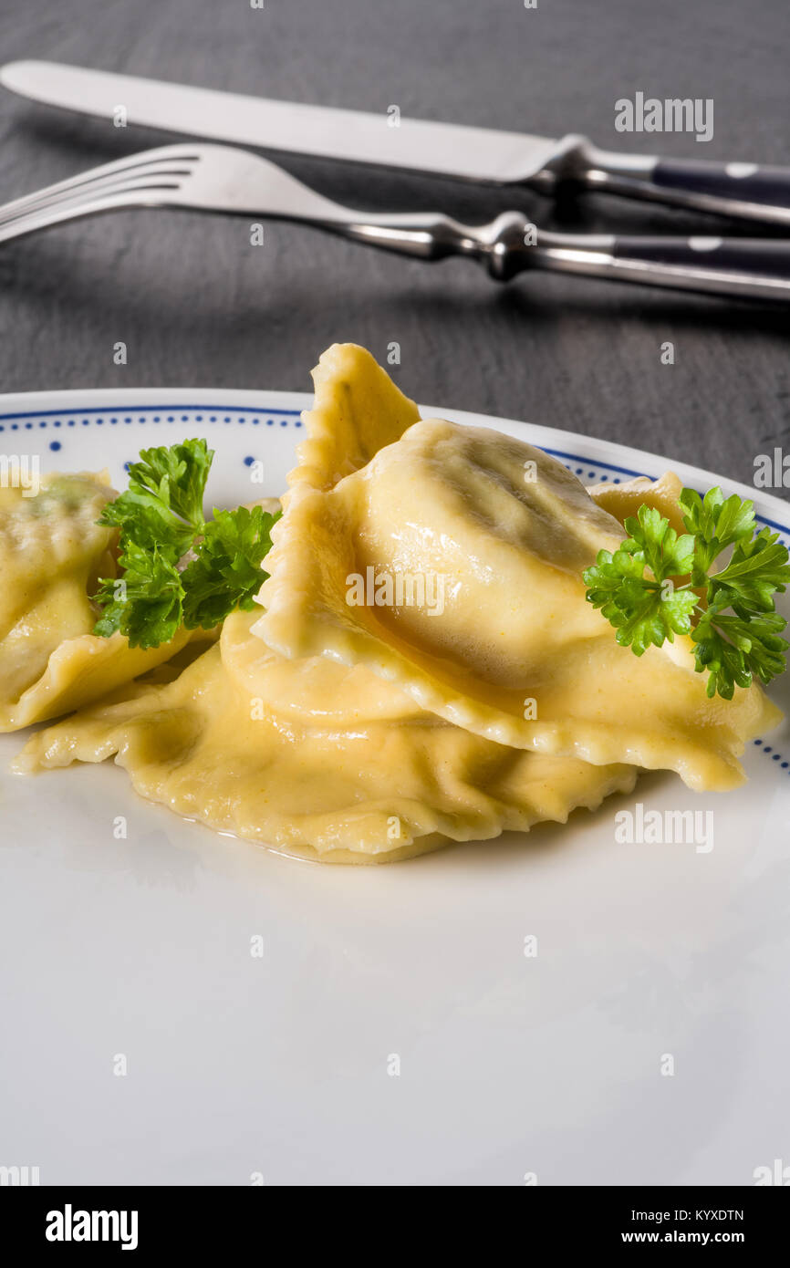 Las pastas caseras ravioles artesanales Foto de stock