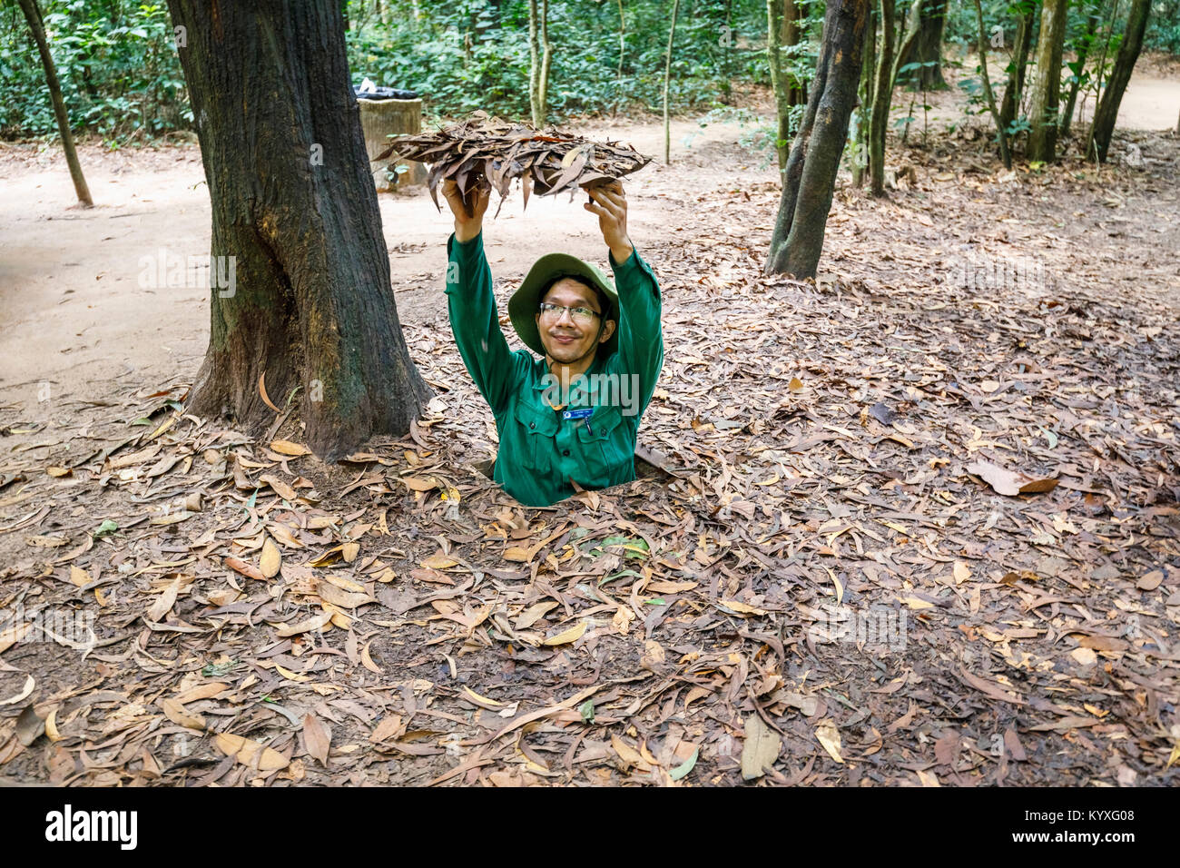 Demostración del uso de una trampilla en la red de túneles de Cu Chi túneles ocultos por soldados del Viet Cong, Saigon (Ho Chi Minh), Vietnam del Sur Foto de stock