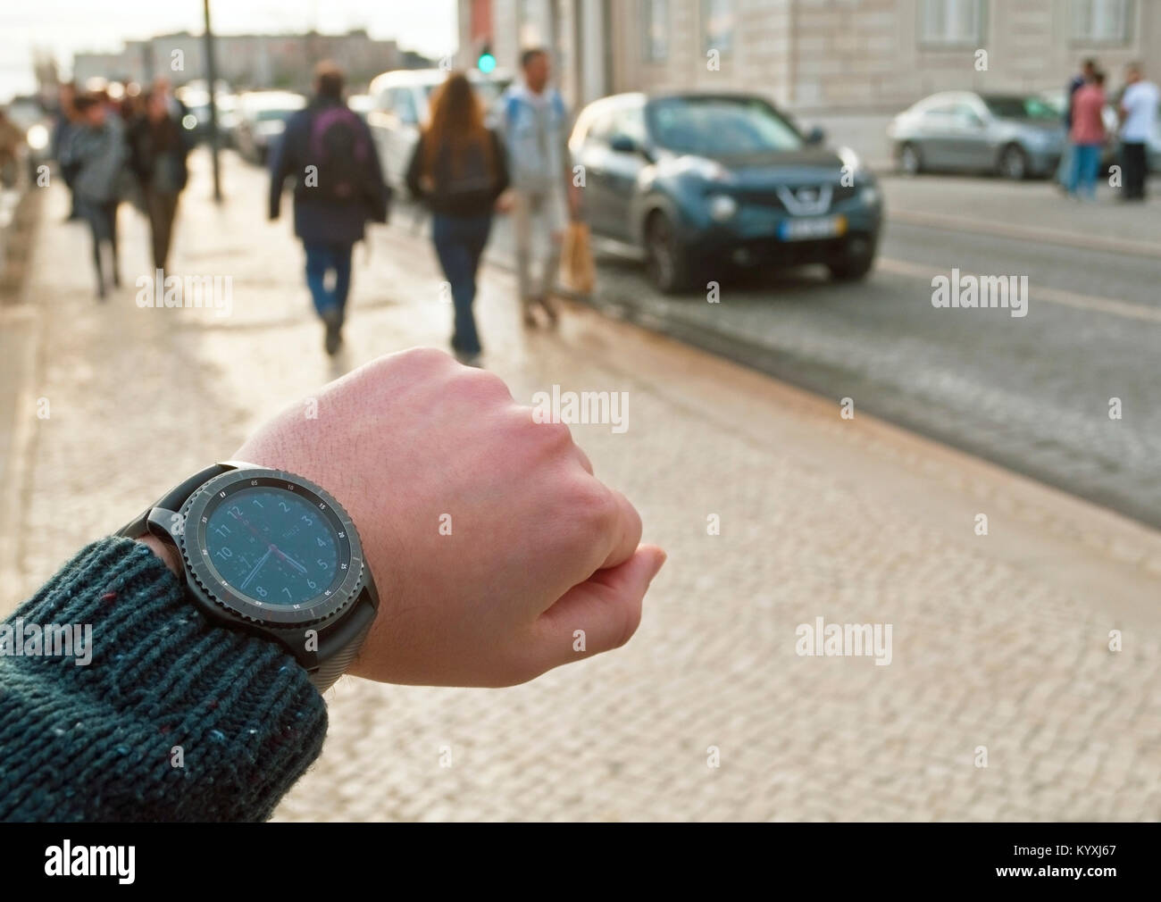 Hombre mirando el engranaje Samsung S3 frontier smartwatch Foto de stock