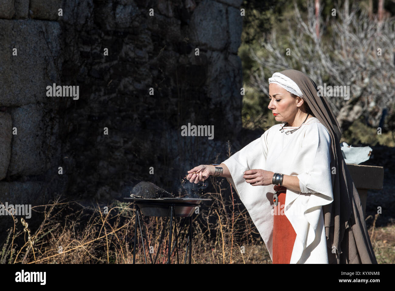 Alcuescar, España - Diciembre 17th, 2017: Representaciones de la Diosa Ataecina Ibérica ritual. Sacerdotisa realizando una libación de grano Foto de stock