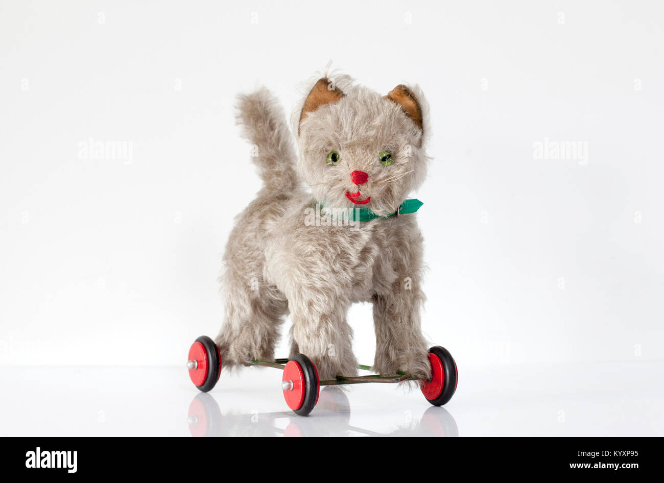 Un Vintage alemán Hermann marca Mohair Cat juguete de peluche sobre ruedas Foto de stock