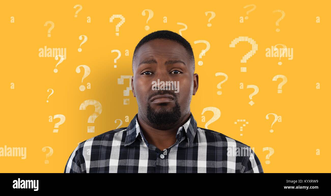 Confundido o disgustado hombre delante de un fondo amarillo con signos de interrogación patrón Foto de stock