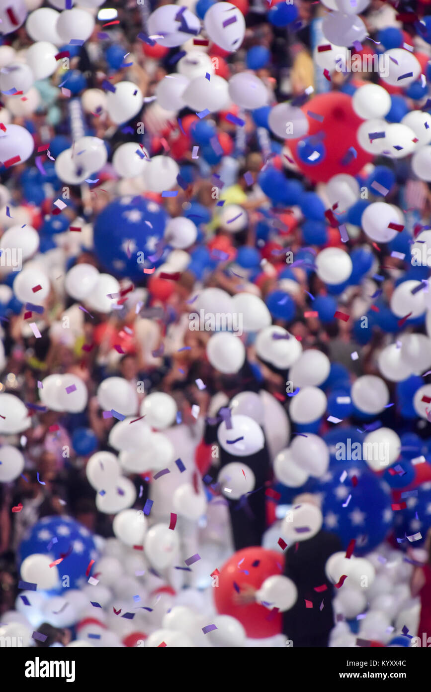 Rojo, blanco y azul, globos, confetti cayendo sobre los delegados / Hillary Clinton / Bill Clinton / Tim Kaine en la Convención Nacional Demócrata 2016 Foto de stock