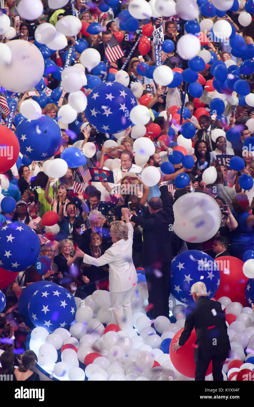 Rojo, blanco y azul, globos, confetti cayendo sobre los delegados / Hillary Clinton / Bill Clinton / Tim Kaine en la Convención Nacional Demócrata 2016 Foto de stock