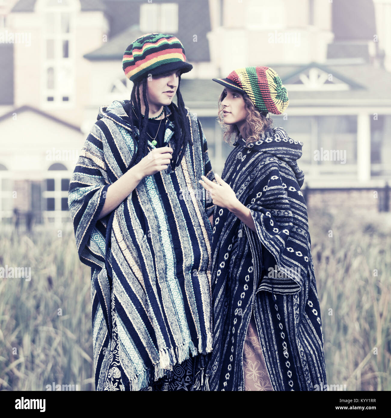 Mujer joven y bonita rubia rizada con poncho en el parque de invierno.  clima frío. concepto de vacaciones, temporada y ocio. navidad, año nuevo.  moda de invierno, vacaciones, descanso, concepto de viaje.