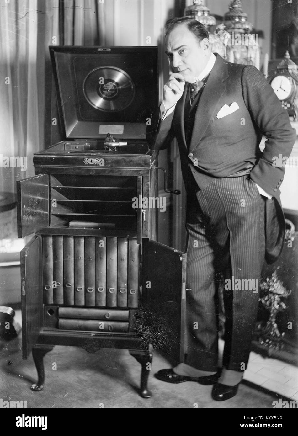 La cantante de ópera Enrico Caruso (1873-1921) con un fonógrafo personalizado 'Vitrola' que fue un regalo de bodas en 1918. Foto de stock