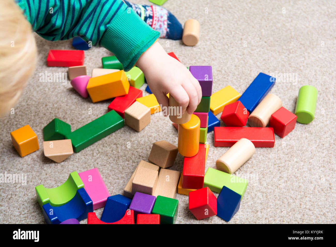 Niño jugando con bloques de construcción el aprendizaje de nuevas habilidades, juego educativo con juguetes para aprender en casa con los padres Foto de stock
