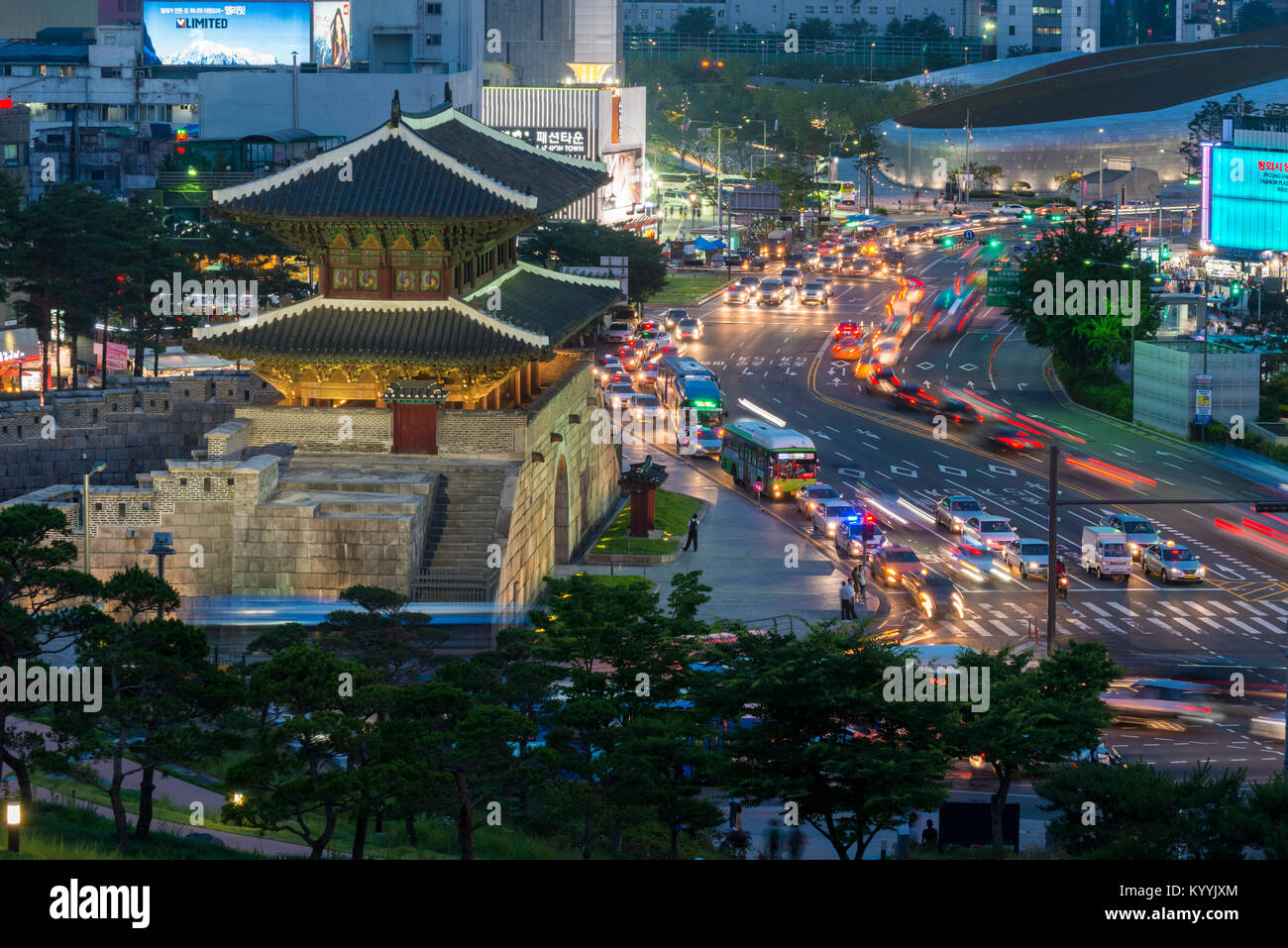 Tráfico pasando por la puerta o compuerta Heunginjimun Dongdaemun, Seúl, Corea del Sur en la noche / noche Foto de stock