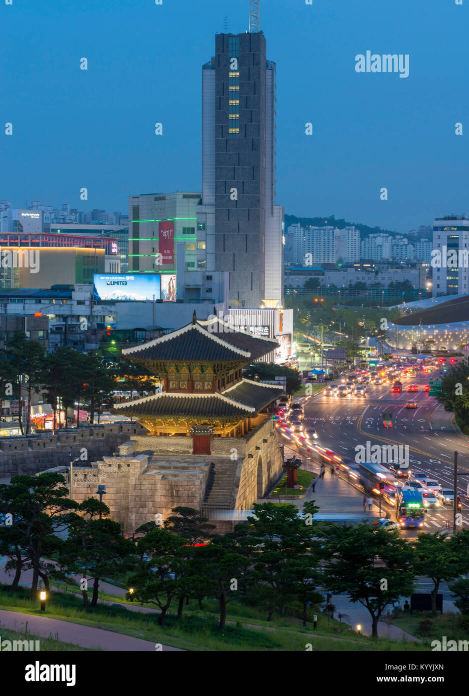 Heunginjimun Gate o puerta de Dongdaemun, Seúl, Corea del Sur con el tráfico en la carretera por la noche Foto de stock