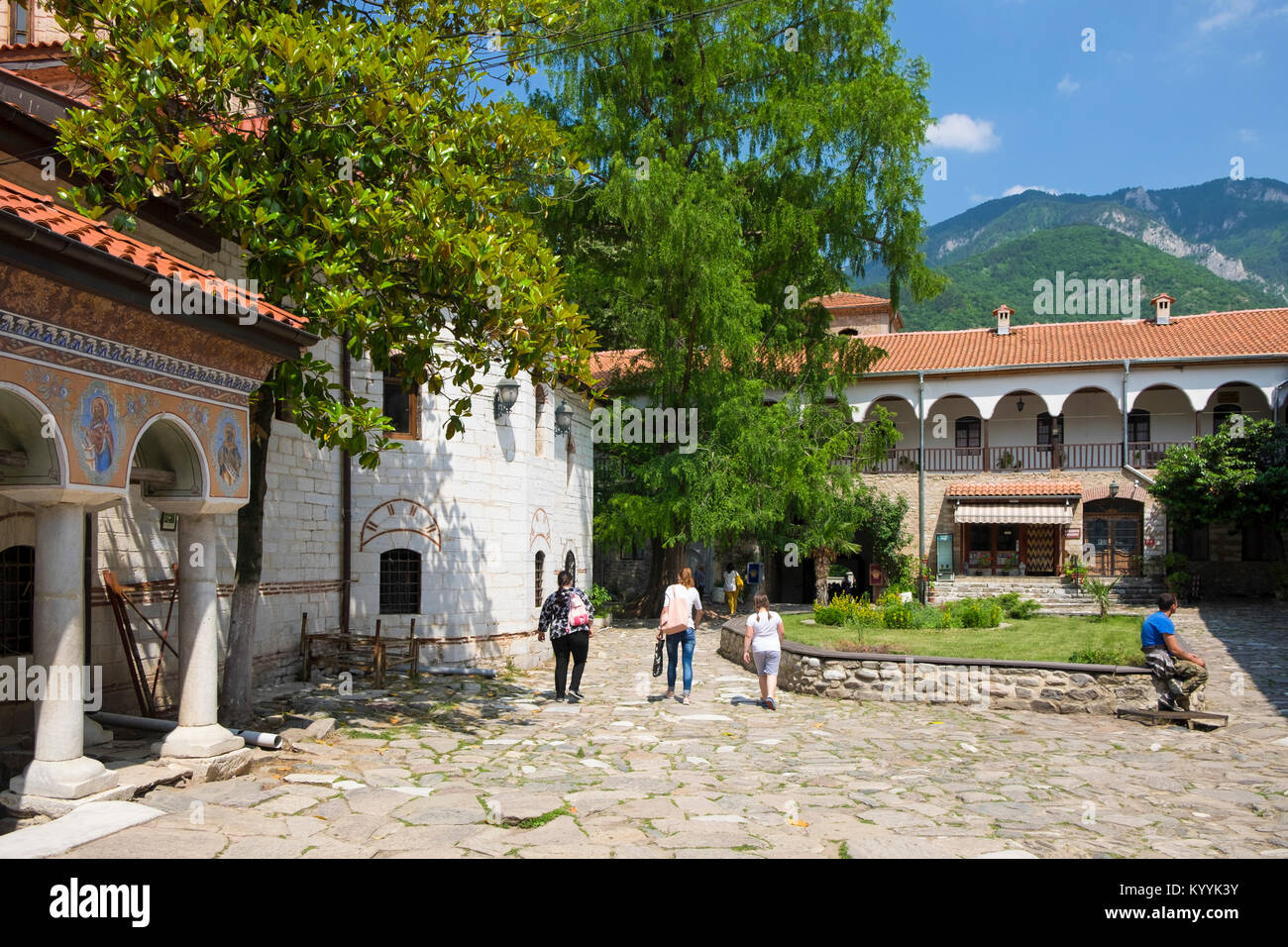 Los turistas en el monasterio de Bachkovo, Bulgaria, Europa Foto de stock